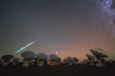 Яркий болид над антеннами ALMA 15 Апрель 2014 16:33 Яркий болид над антеннами ALMA 15 Апрель 2014 16:33
